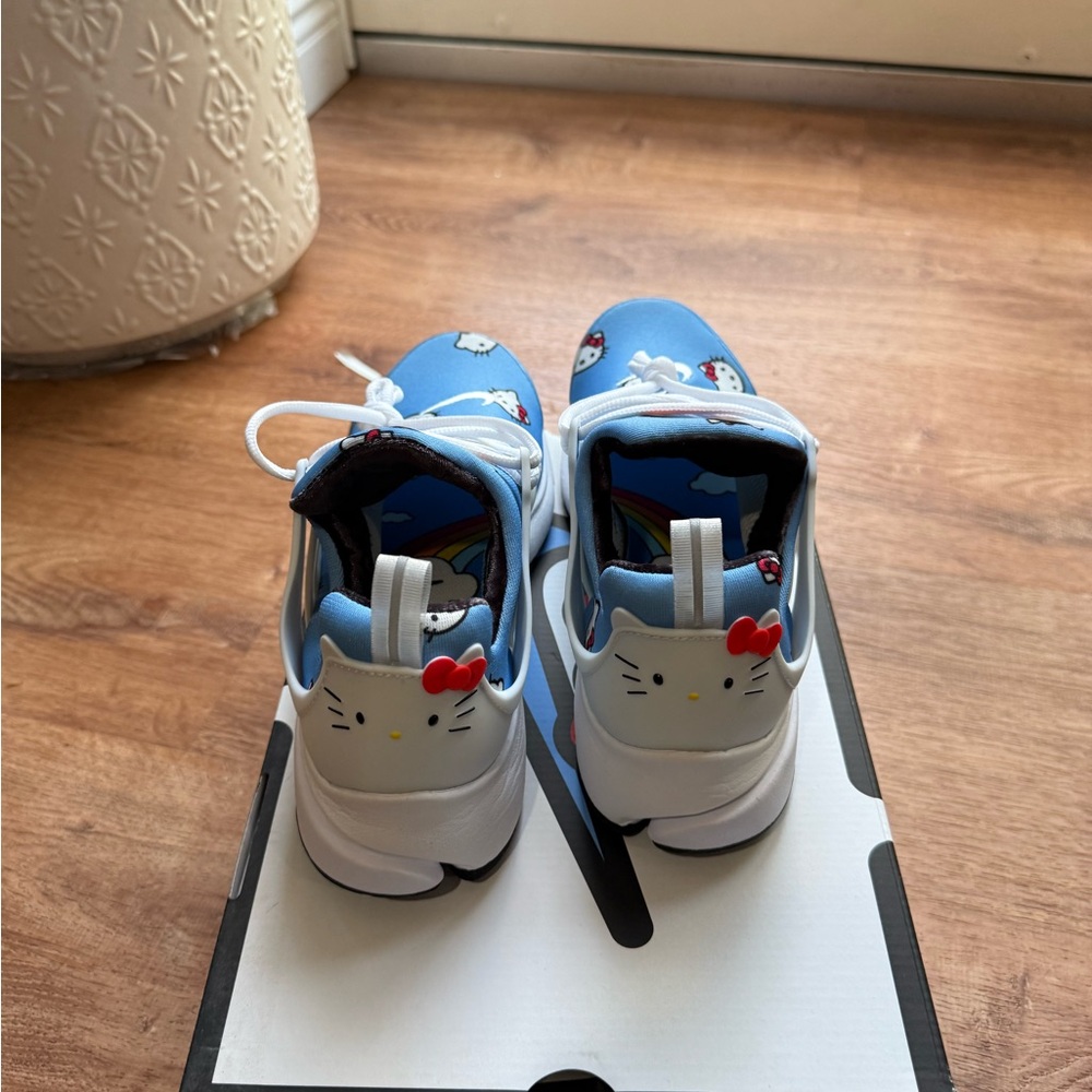 Nike men’s air presto Blue Hello Kitty Print Sneakers - Picture 4 of 8